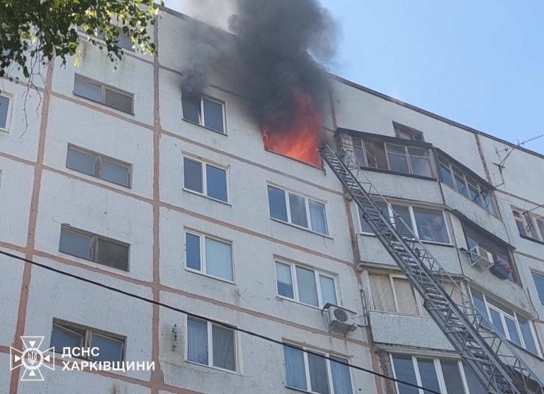 Трех жильцов спасли и еще 15 эвакуировали из горящей девятиэтажки в Харькове