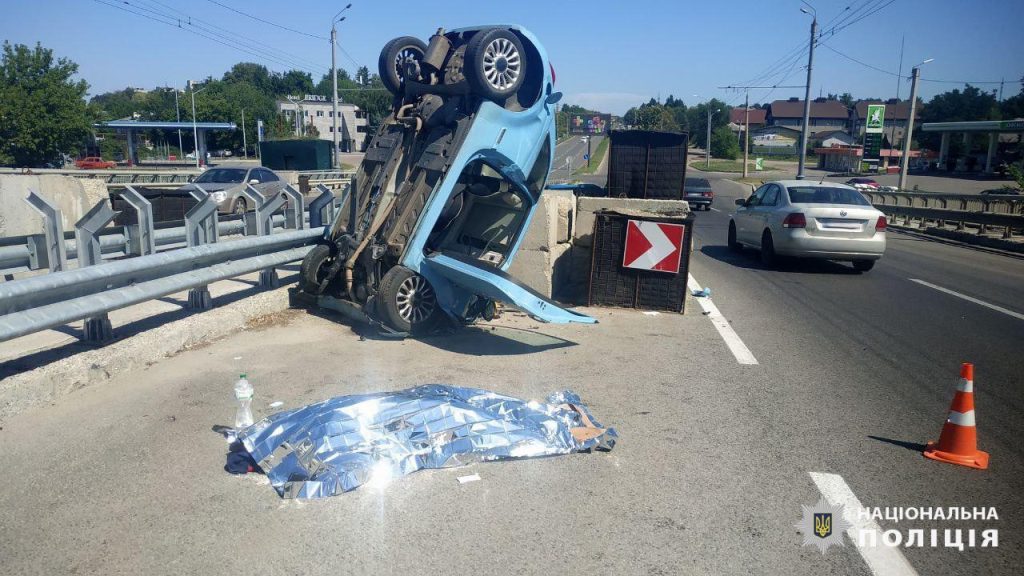 У Харкові авто влетіло в бетонні блоки на дорозі: водій загинув (фото)