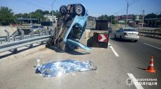 У Харкові авто влетіло в бетонні блоки на дорозі: водій загинув (фото)