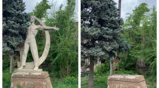 Пам’ятник чоловіку з серпом і молотом демонтували у Харкові (фото)