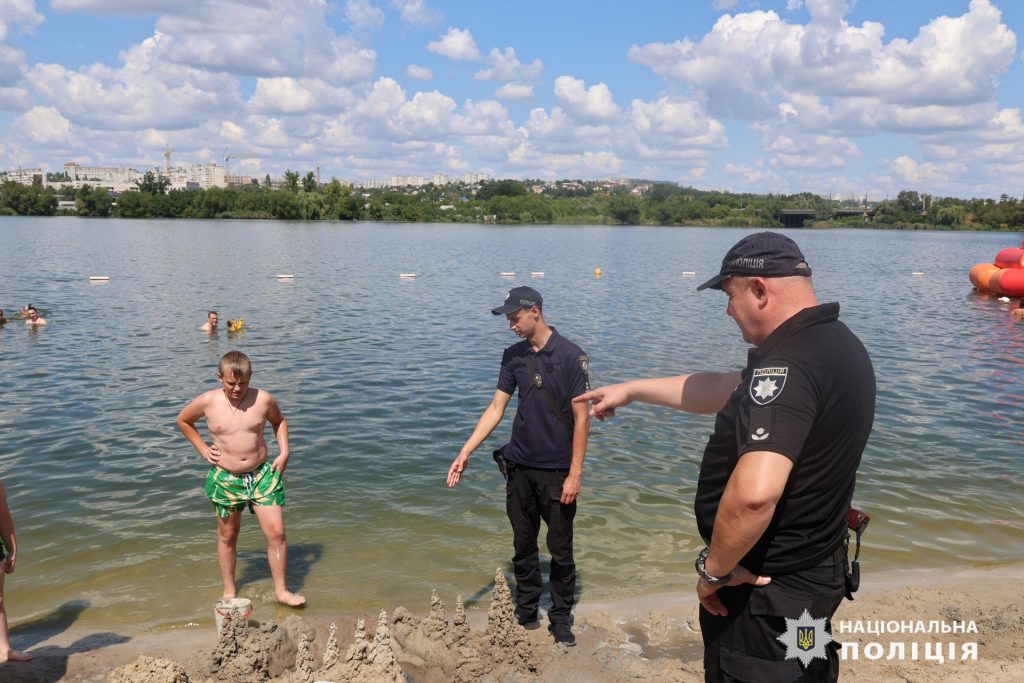 На популярний пляж Харкова завітали поліцейські: що робили (відео)