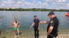 На популярний пляж Харкова завітали поліцейські: що робили (відео)