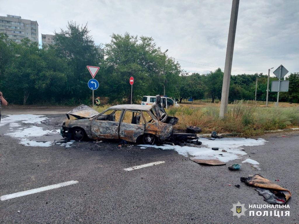 ДТП в Харькове: машина загорелась, пострадали два человека (фото)