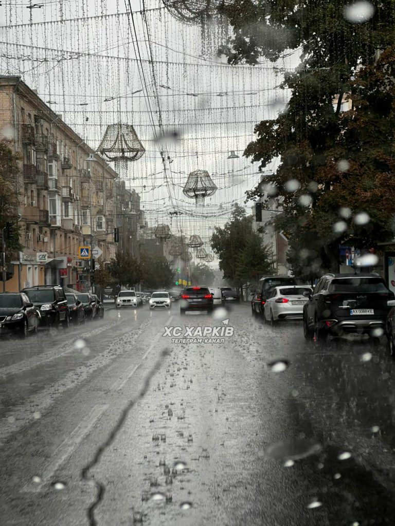 Після тривалої спеки Харків «поливає» дощем, у місті гримить (фото, відео)