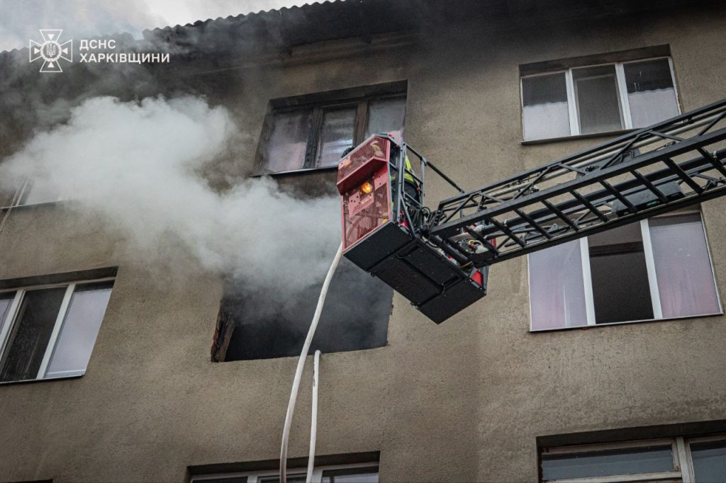 Пожар в общежитии в Харькове случился рано утром: спасли двух человек (фото)