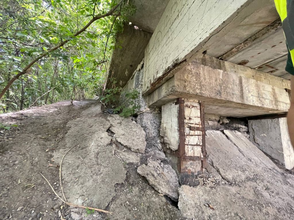 Рушится мост: на Харьковщине перекрывают трассу (фото)