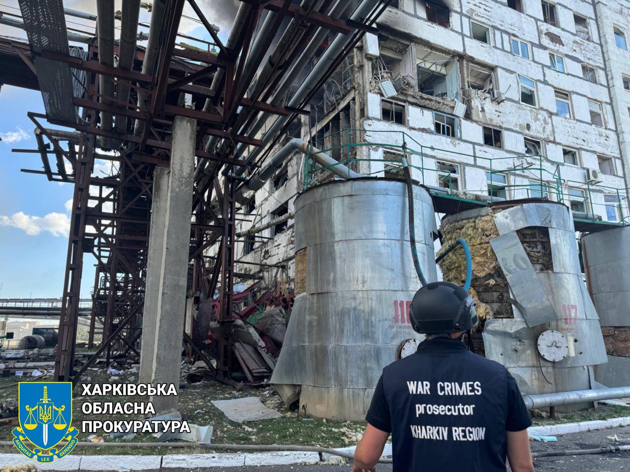 Двоє загиблих, 5 поранених через авіаудар росіян по селищу на Харківщині