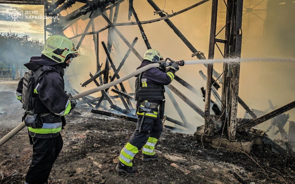 Масштабну пожежу на об’єкті інфраструктури в Харкові загасили (фото)