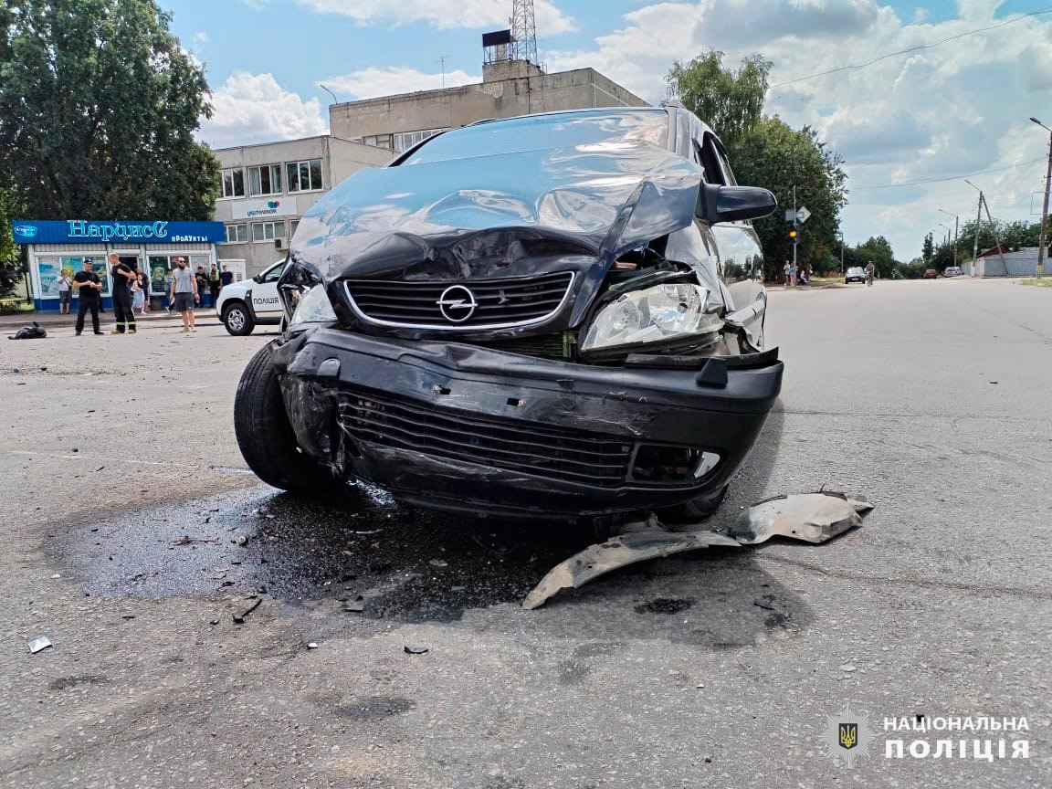 ДТП с пострадавшими в Лозовой: столкнулись два авто, одно – перевернулось