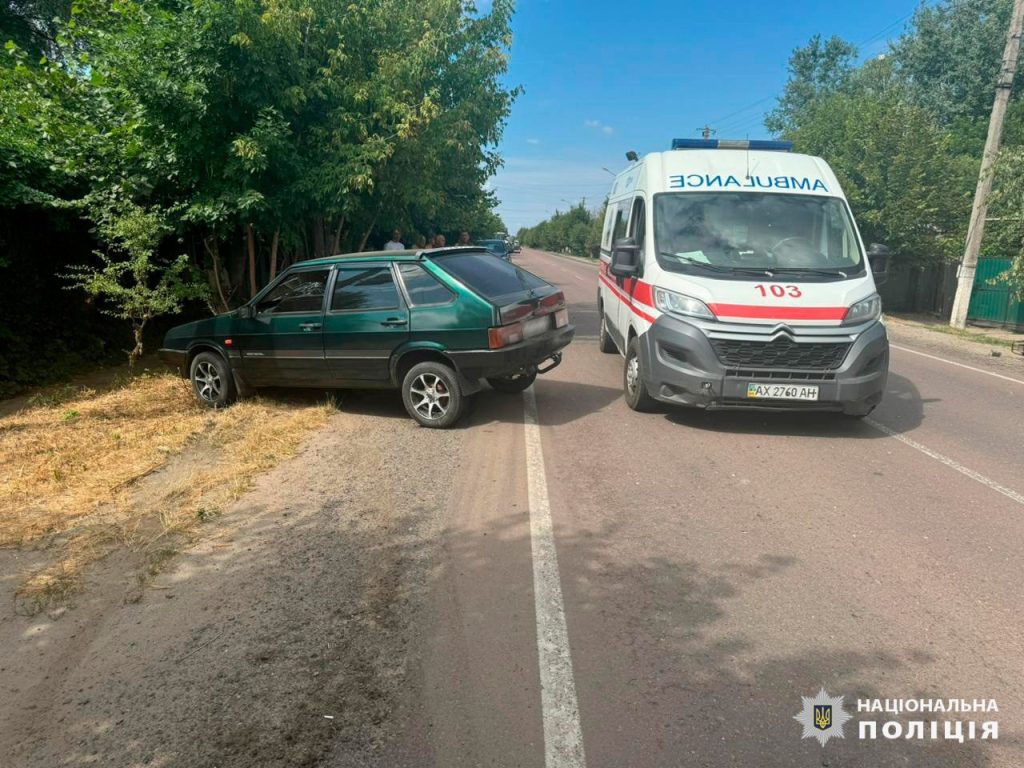 На Харківщині зіткнулися ВАЗ і мотоцикл, за кермом якого був підліток (фото)