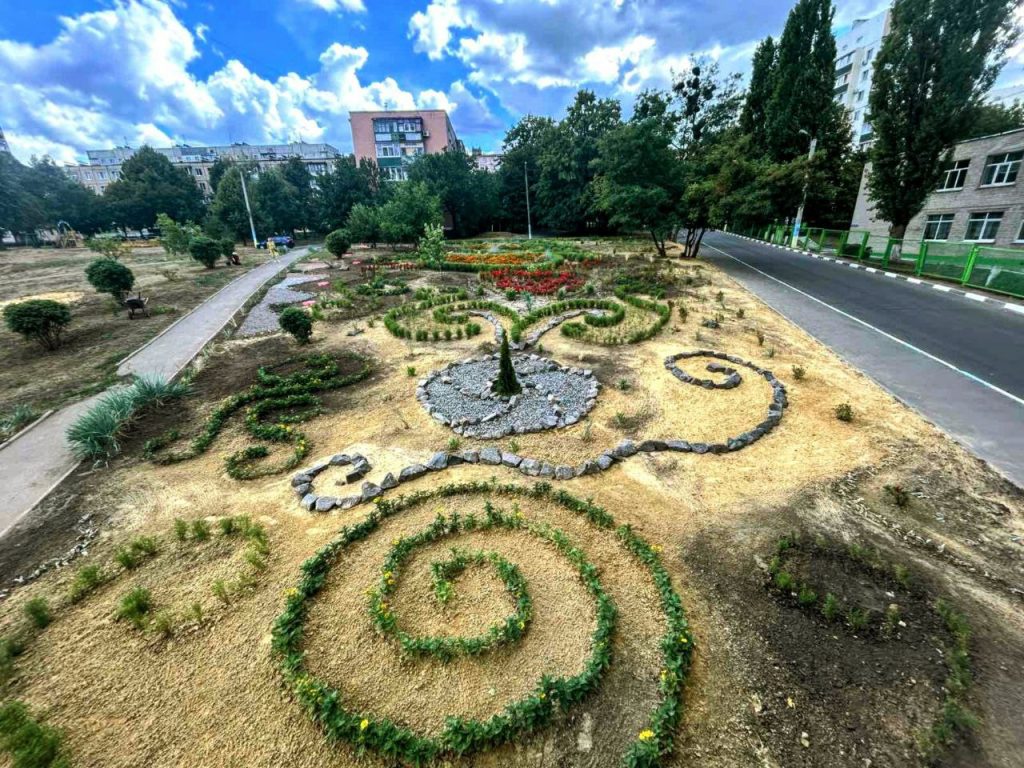 День Харькова: коммунальщики показали подборку самых красивых клумб (фото)