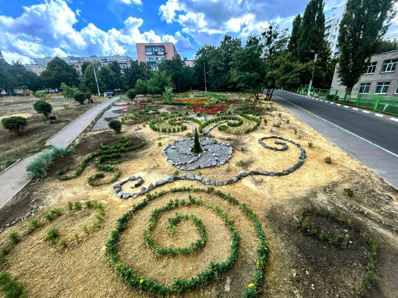 День Харькова: коммунальщики показали подборку самых красивых клумб (фото)