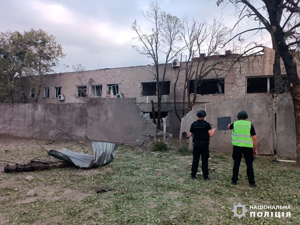 Одна ракета в Ізюмі влучила по хлібокомбінату, друга по дому – поліція (фото)