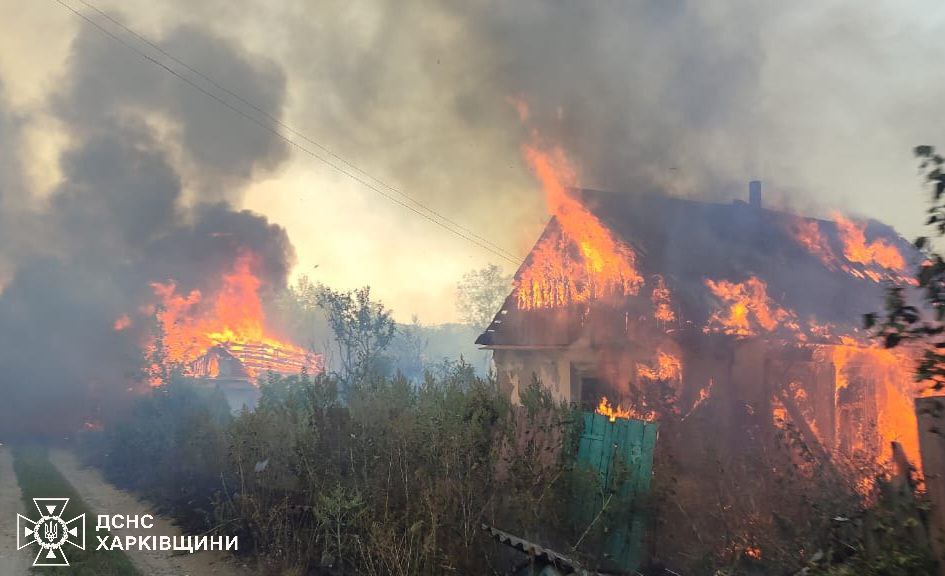 Приватний сектор на Харківщині був охоплений вогнем через обстріл РФ (фото)