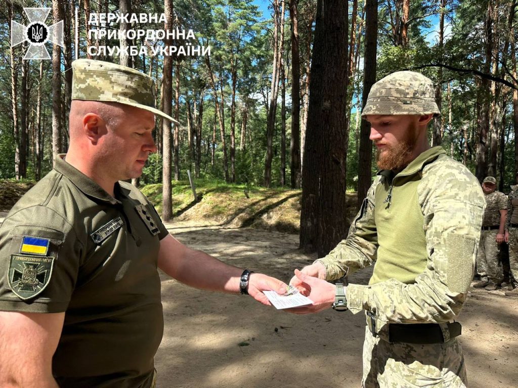 Более 50 пограничников, защищавших Волчанск на Харьковщине, наградили (фото)