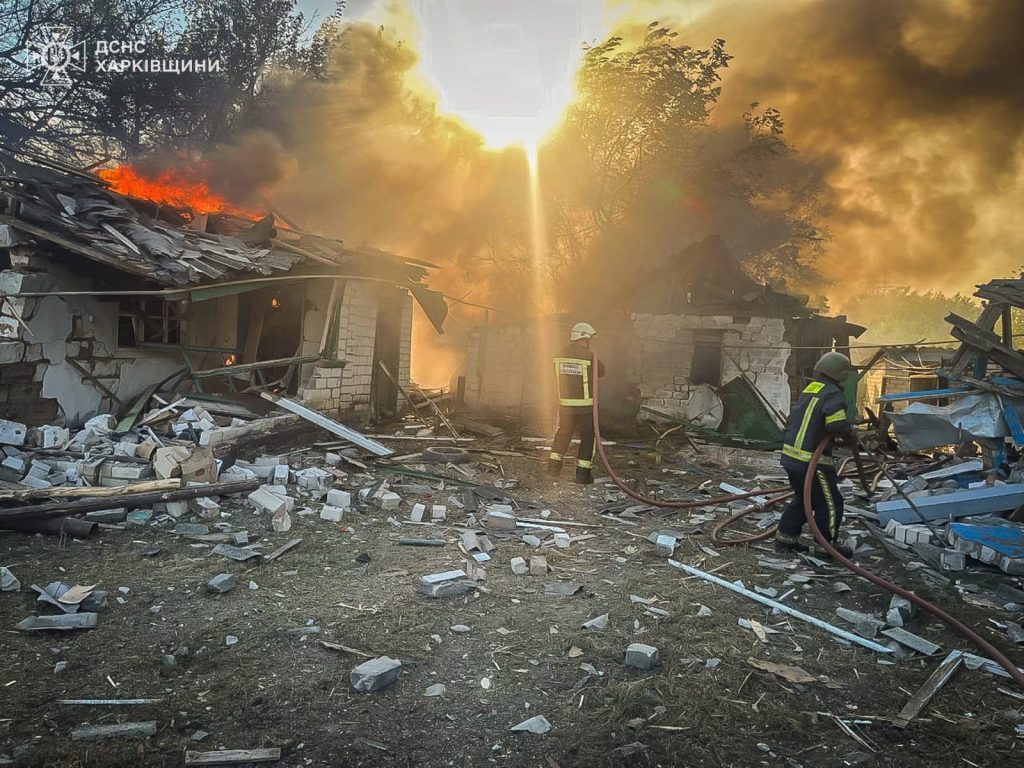 Пожежі через обстріли виникли в Харкові та двох районах області (фото)