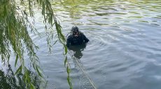 Тело мужчины достали водолазы из водоема в Харькове (фото)