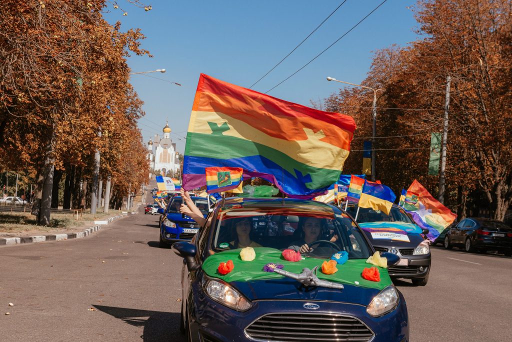 АвтоПрайд: ЛГБТ-активісти просять закрити небо над Харковом (відео)