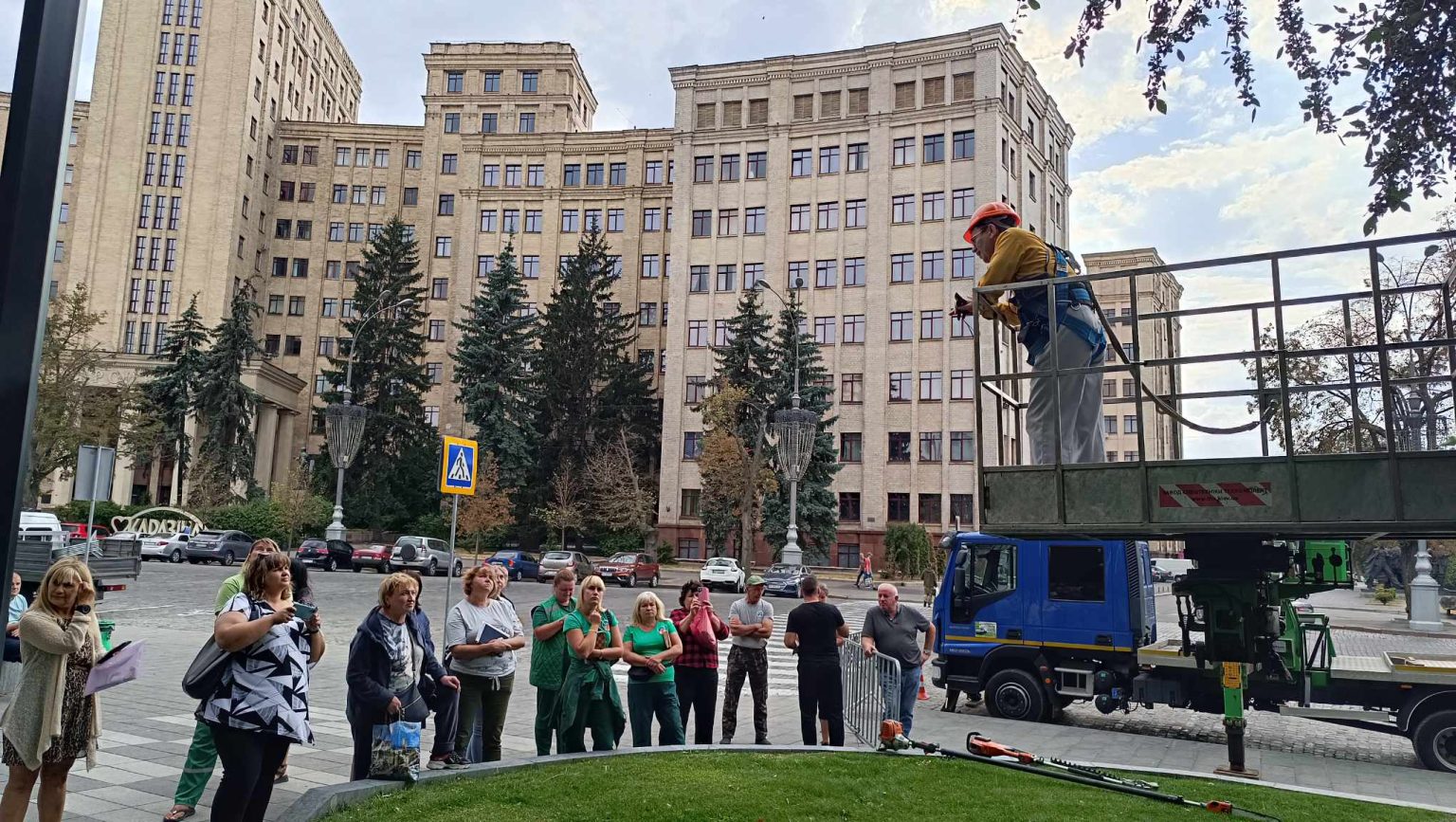 Коммунальщиков Харькова учат, какие деревья нельзя обрезать под столб