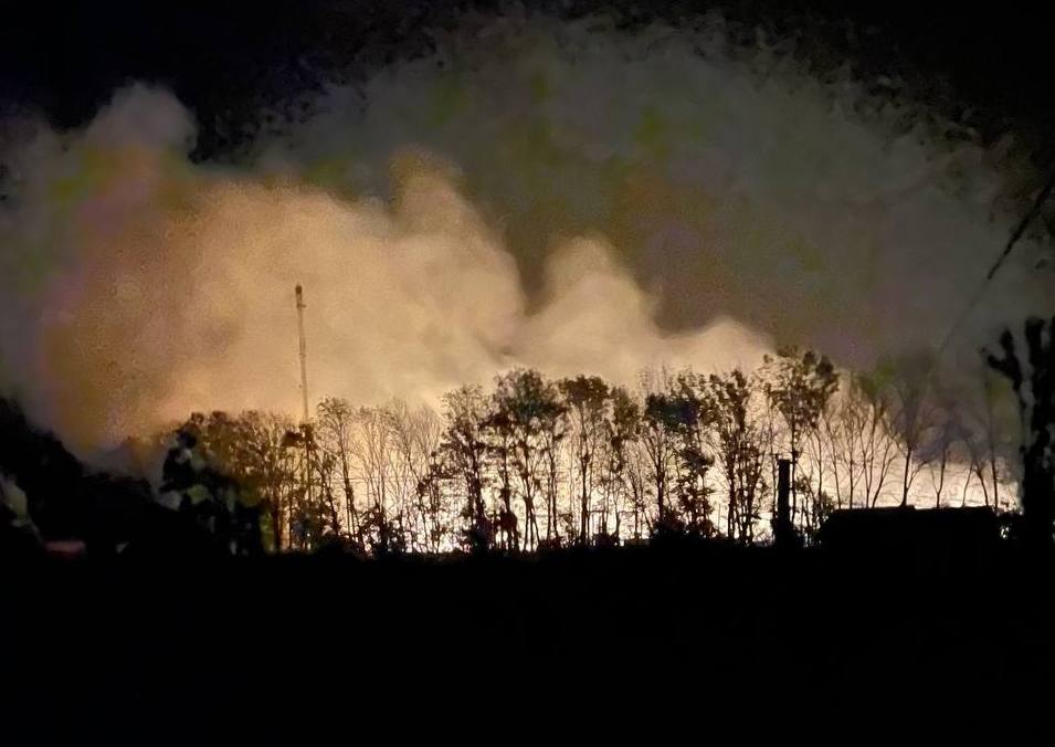 Вночі під Харковом через обстріл палало поле: гасили місцеві жителі