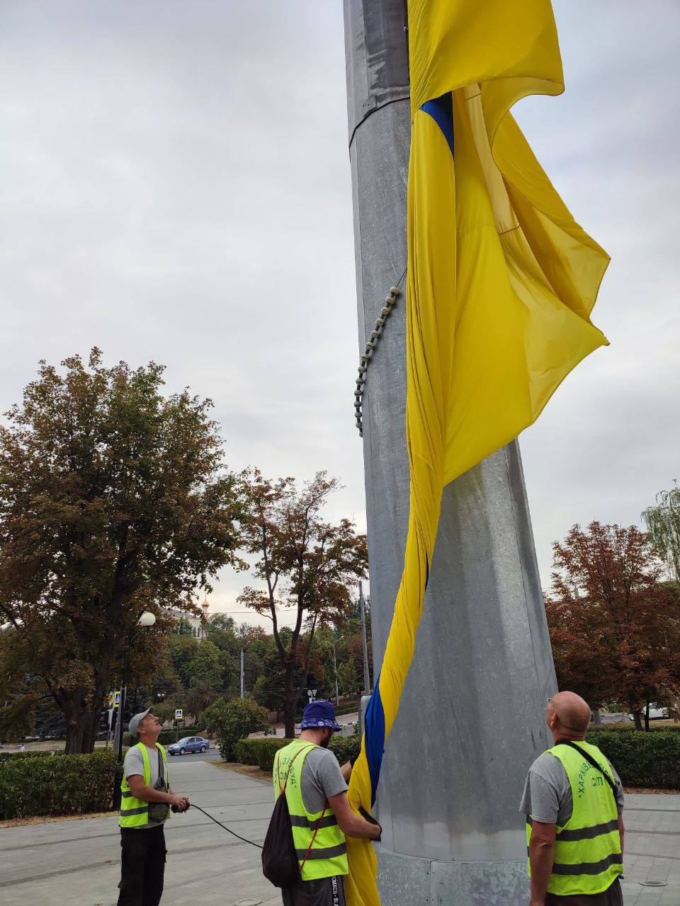 прапор України змінюють у Харкові на флагштоку