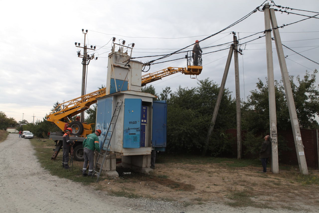 Відновлюють електрику у Дергачах після удару РСЗВ "Торнадо-С" 2