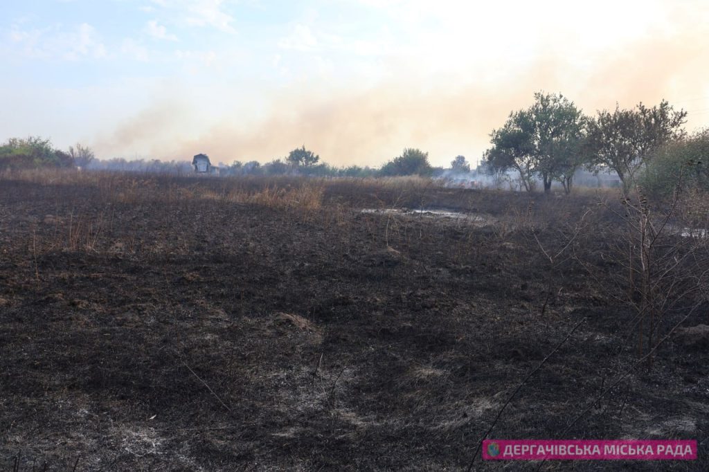 На Харківщині загасили масштабну пожежу, яка виникла через обстріл