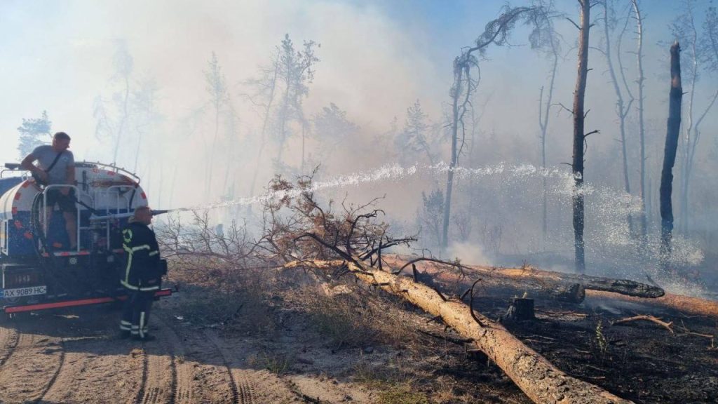 Пожар на Салтовке в Харькове: как помогали тушить огонь коммунальщики (фото)