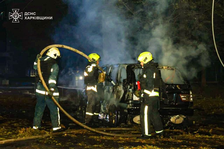 Пожежа в авто й загоряння сухої трави – ДСНС про наслідки ударів по Харкову