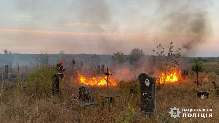 КАБами обстріляли кладовище і дачі під Харковом, там пожежі – поліція (фото)