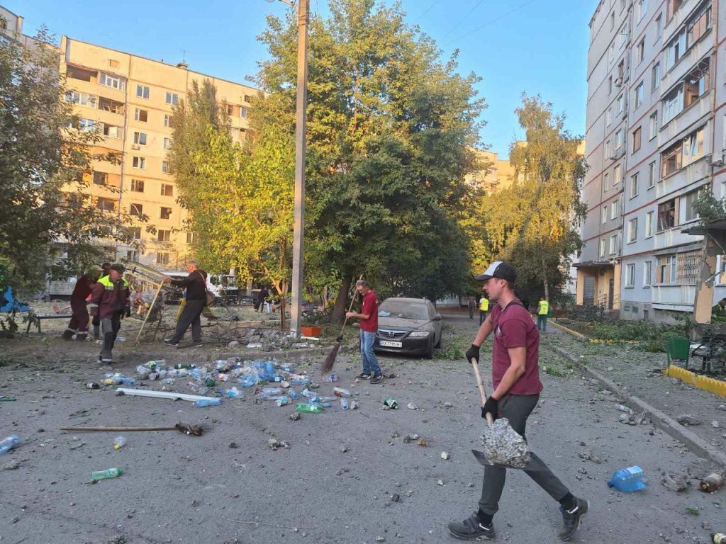 У Харкові прибирають сміття після удару і закривають вікна в пошкоджених домах