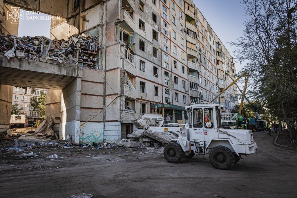 Убрали несколько тонн мусора: тело погибшей достали из-под завалов в Харькове