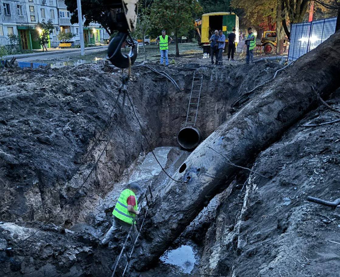 В Харькове продолжают ремонтировать водовод после «прилета»