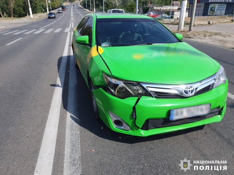 Авто таксі збило жінку-пішохода у Харкові: поліція шукає свідків