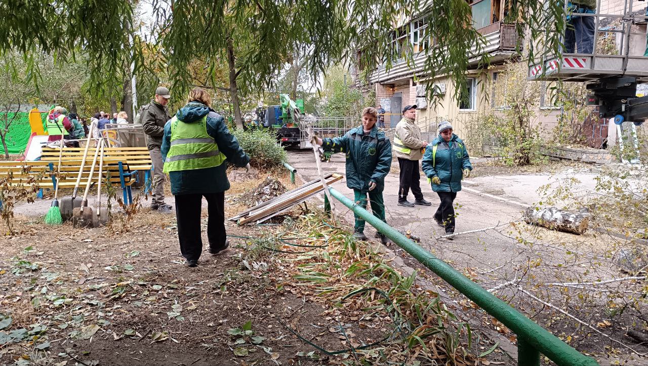 Комунальники на місці “прильоту” в Основ’янському районі – наслідки удару