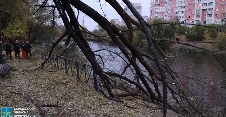 Видео последствий прилета у озера на Салтовке в Харькове показала прокуратура