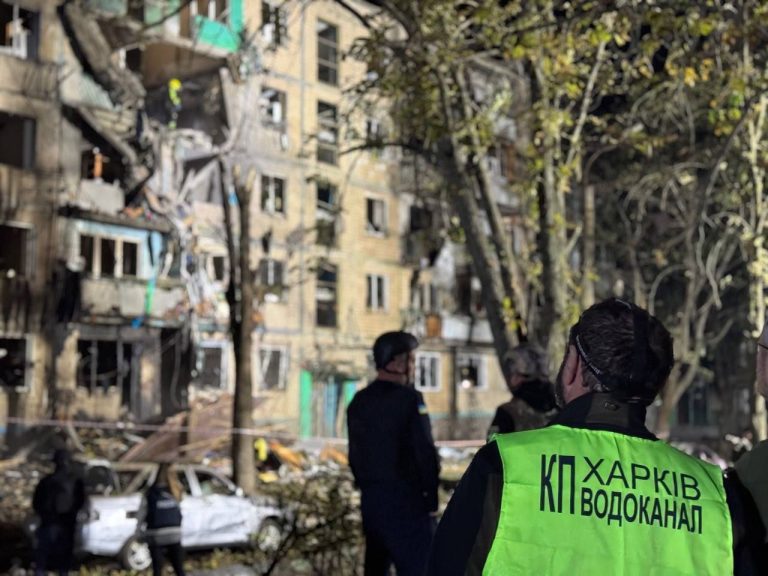 Без води та вікон. У Харкові ліквідують наслідки нічного авіаудару