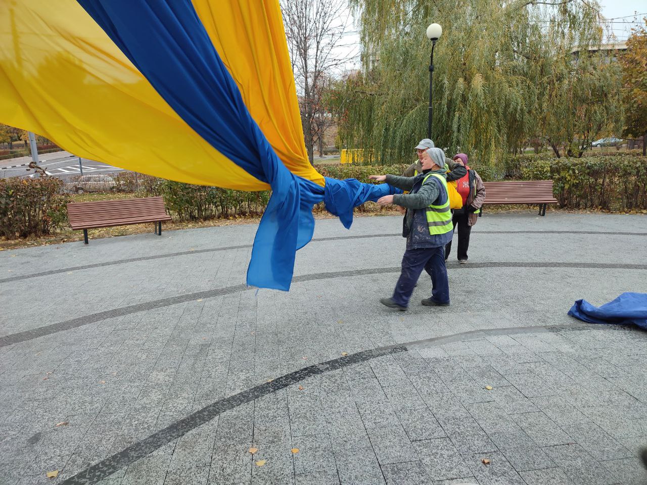 В Харькове сняли большой флаг с главного флагштока города – причина