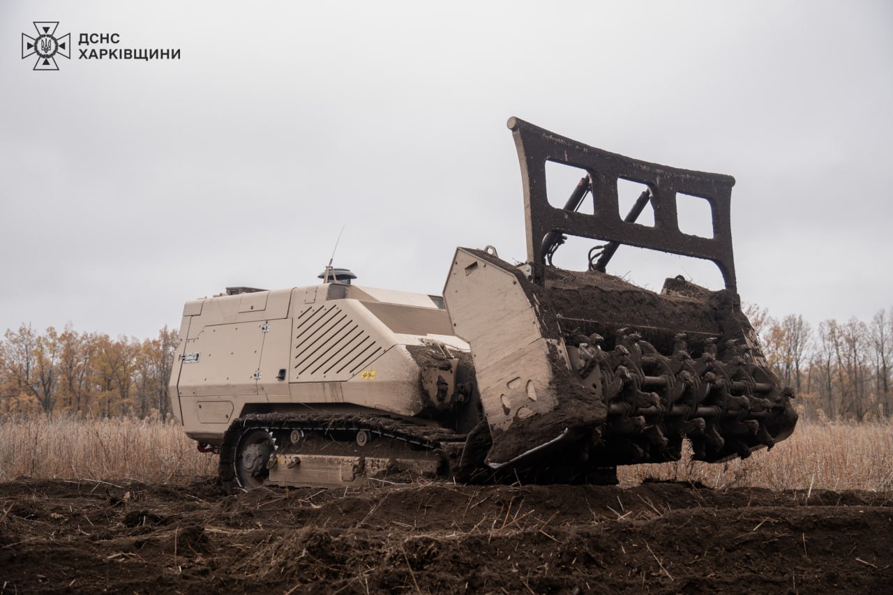 Дистанційне розмінування на Харківщині: як машини допомагають саперам ДСНС