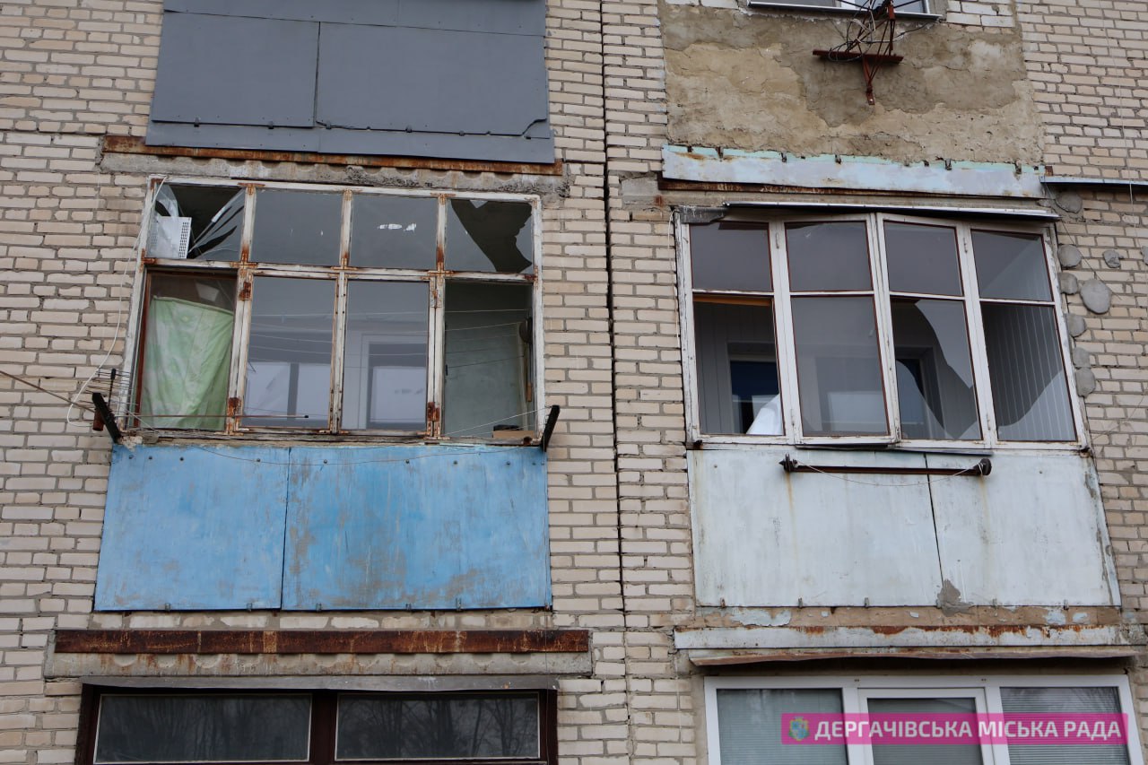 Вилетіли шибки, пошкоджена адмінбудівля: фото Дергачів після нічного прильоту