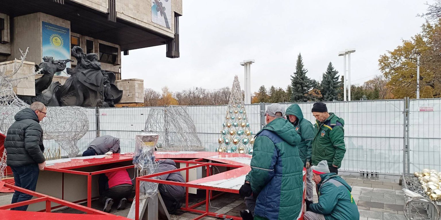 Олень, фотозона і сніжинка: Харків продожують прикрашати до новорічних свят