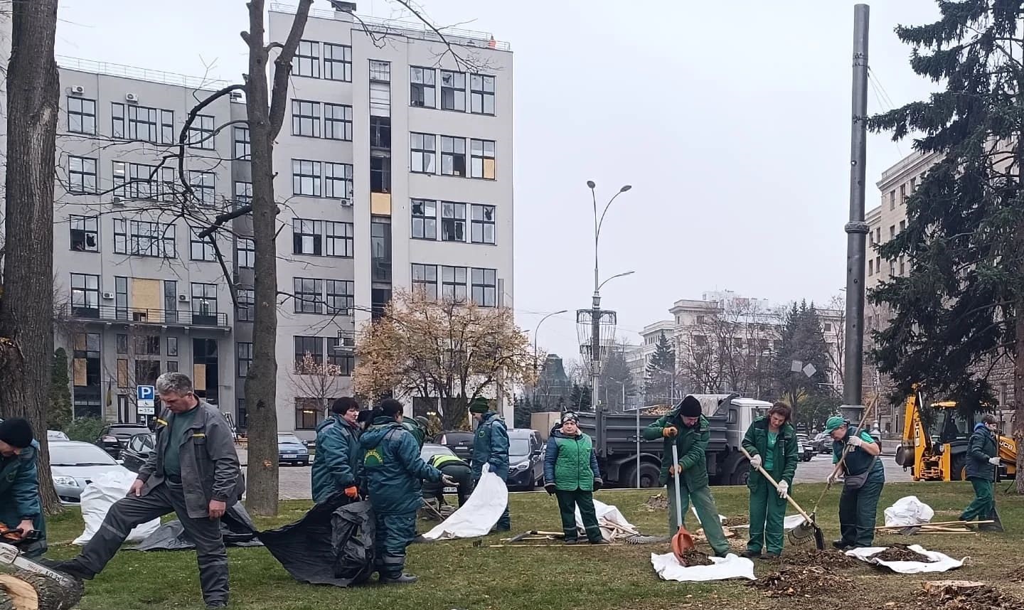 У Харкові на місці “прильоту” біля Держпрому вже вимили бруківку (фото)