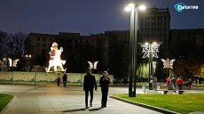 Гігантського Санта-Клауса запалили в центрі Харкова (фото)