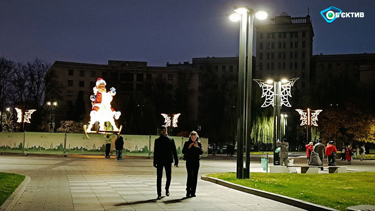 Гігантського Санта-Клауса запалили в центрі Харкова (фото)