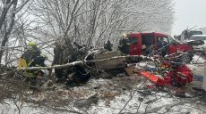 На Харьковщине авто занесло на дороге: в ДТП пострадали два человека (фото)