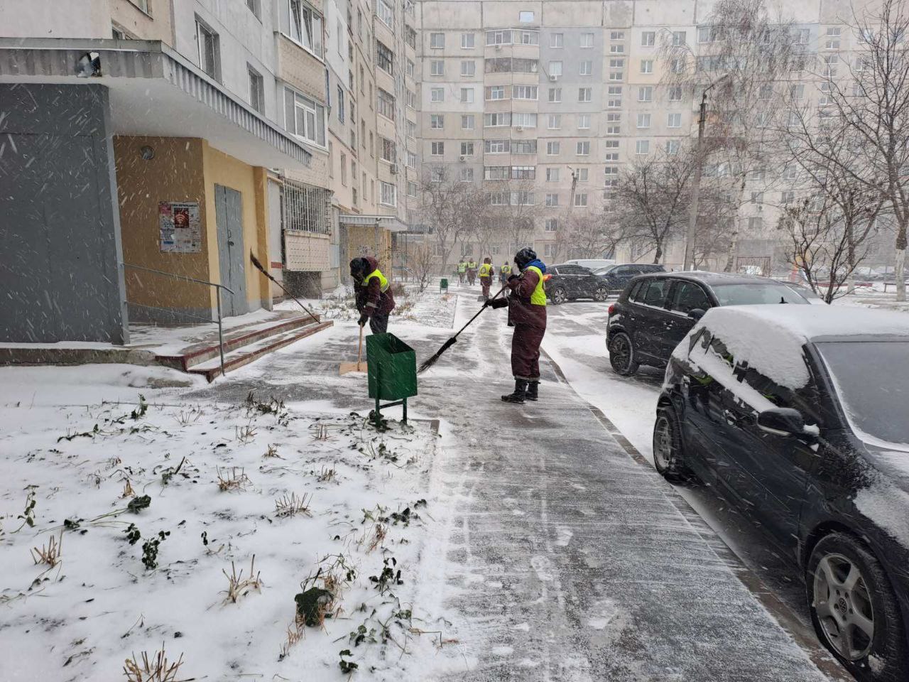 Комунальники почали готуватися до негоди в Харкові ще до світанку (фото)