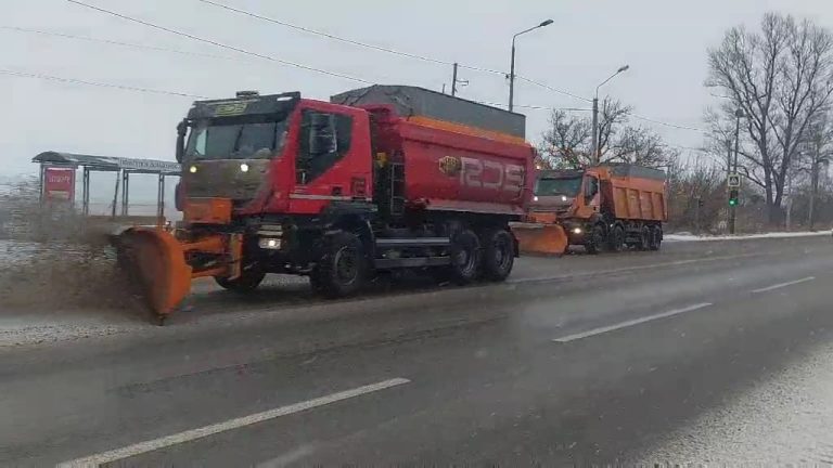 Понад 2,5 тонн протиожеледних матеріалів використали шляховики на вихідних