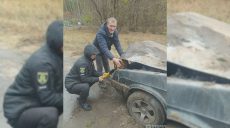 На Харківщині машина спалахнула на ходу, всередині був водій – поліція