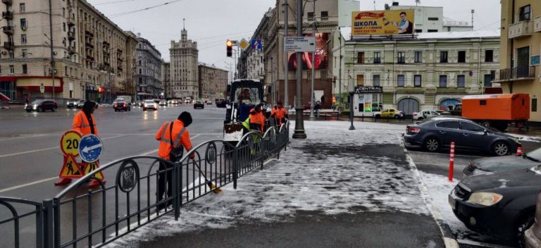 «Чистое утро» на День Николая: как Харьков расчищают от снега (фото)