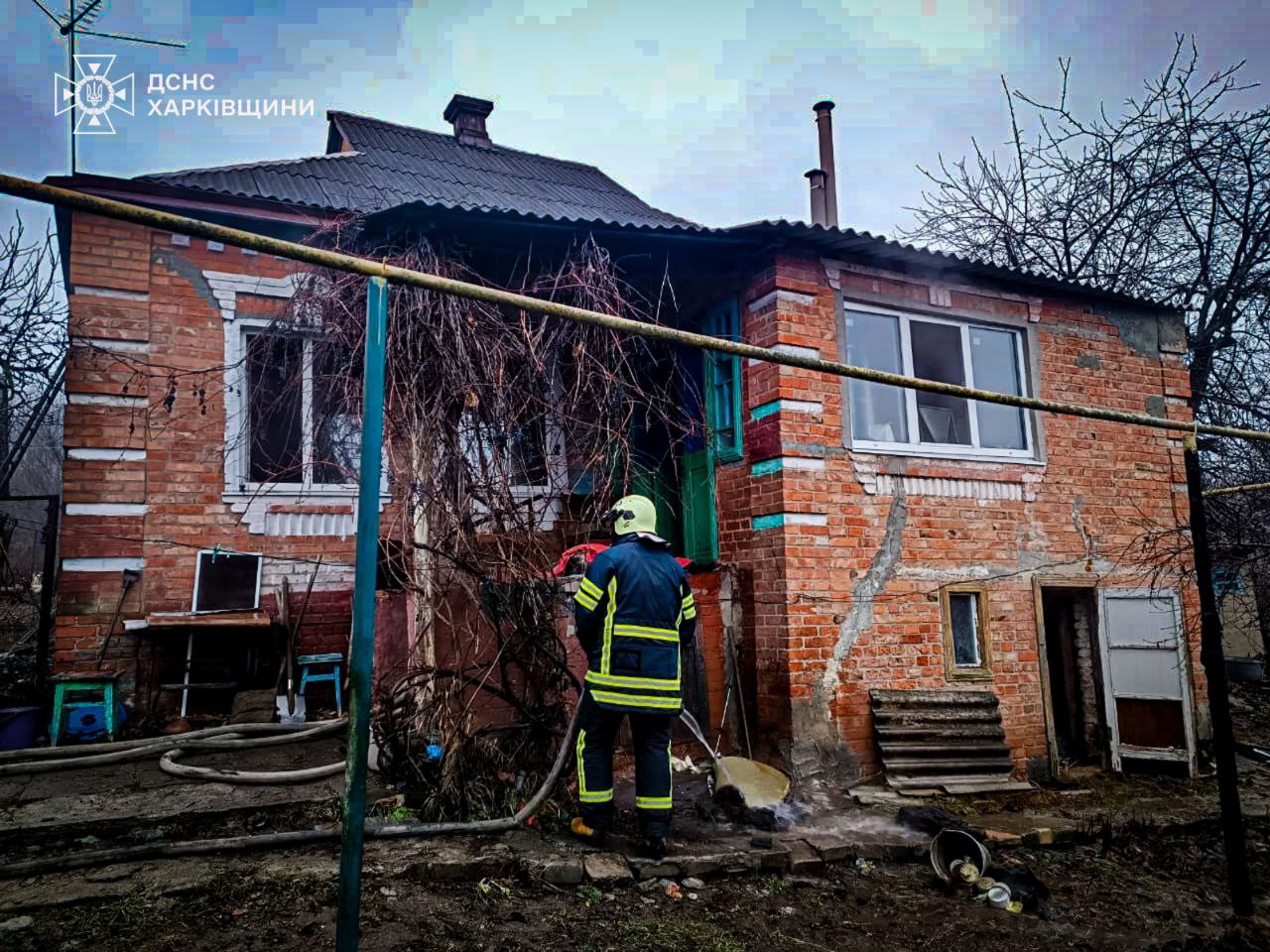 Угарным газом отравились двое пожилых людей во время пожара на Харьковщине